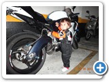 Futuro piloto da MotoGP Pedro Henrique com seu macacão Repsol filho de Karina e André